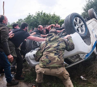 Αγρότες "έσπασαν στο ξύλο" αστυνομικούς στην Κρήτη