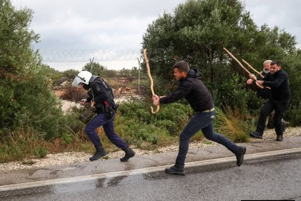 Έπεσε ξύλο στης αγροτικές κινητοποιήσεις στην Κρήτη epese-xylo-stis-agrotikes-kinitopoiiseis